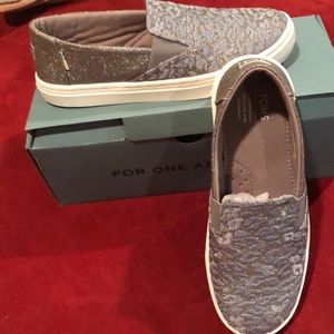 Toms youth 3.5 Luca slip on shoes size 3.5